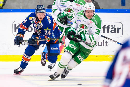 Växjös Joakim Hillding jagar Rögles Filip Karlsson
