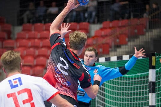Malmös Jim Andersson (med ryggen i bild)