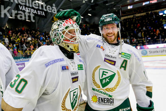 Färjestads målvakt Lars Haugen och Linus Persson jublar