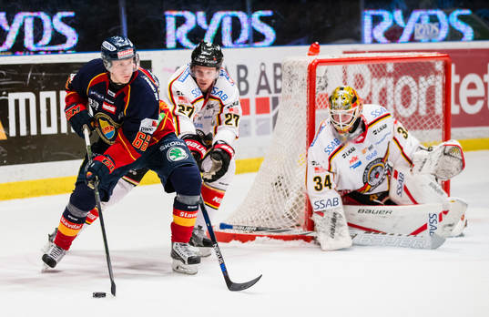 Djurgårdens Marcus Sörensen jagas av Luleås Brendan