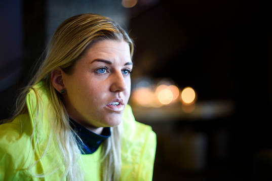 Sveriges Olivia Schough blir intervjuad innan en träning
