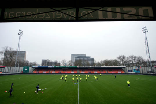 Spelarna värmer upp på Stadion Woudestein