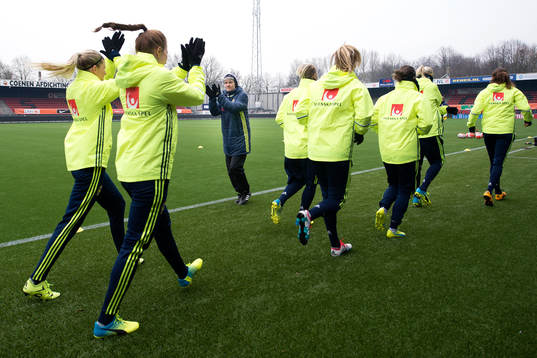 Sveriges förbundskapten Pia Sundhage värmer upp med