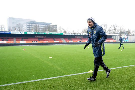 Sveriges förbundskapten Pia Sundhage värmer upp