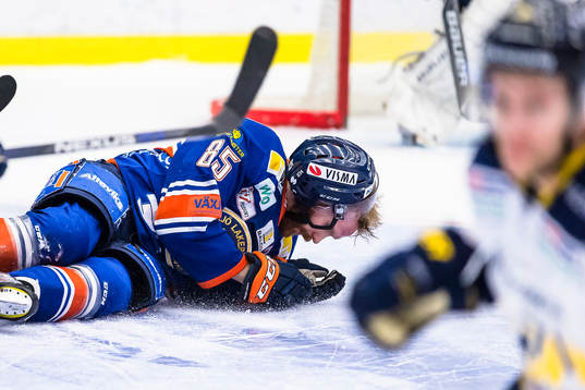 Växjös Liam Reddox faller till isen