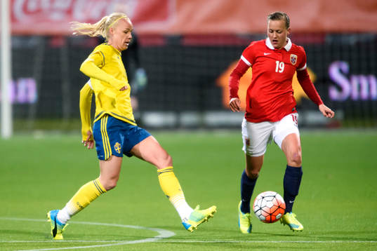 Sveriges Caroline Seger och Norges Kristine Minde