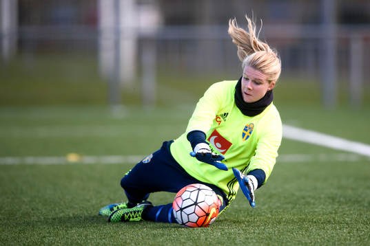 Sveriges målvakt Emelie Lundberg