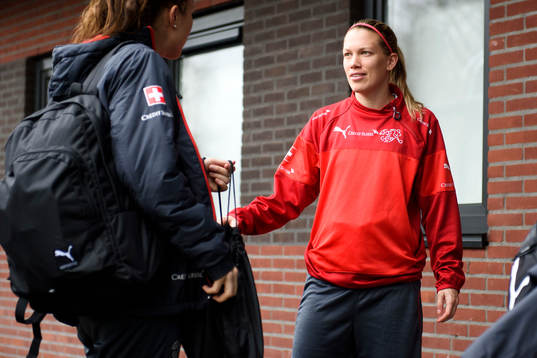 Schweiz Lara Dickenmann innan en träning med det