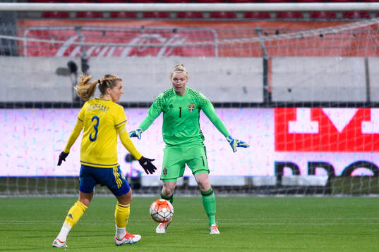 Sveriges Linda Sembrant och målvakt Hedvig Lindahl