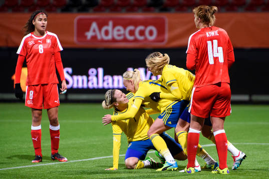 Lisa Dahlkvist, Caroline Seger och Linda Sembrant jublar