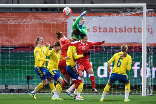 Sveriges målvakt Hedvig Lindahl boxar undan bollen