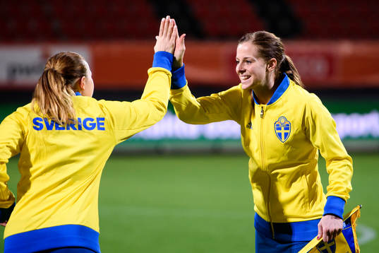 Sveriges Jessica Samuelsson och Lotta Schelin jublar innan