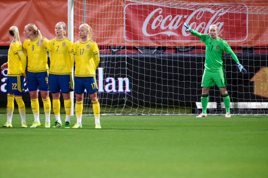 Sveriges målvakt Hedvig Lindahl dirigerar muren