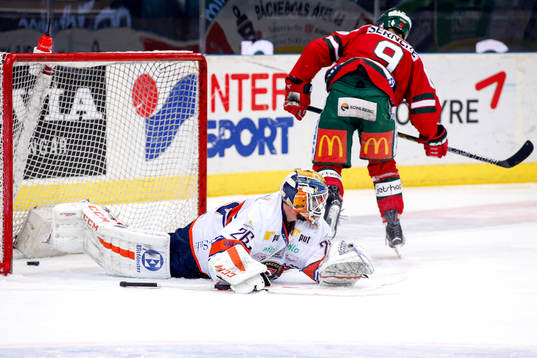 Frölundas Spencer Abbott gör 2-0 bakom Växjös målvakt