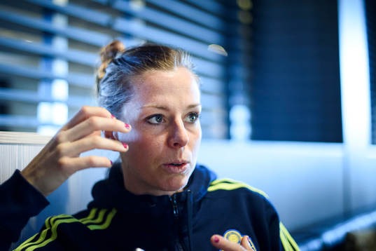 Sveriges Lotta Schelin blir intervjuad