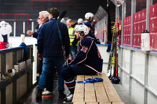 Bäckens Lucas Esbjörs på avbytarbänken