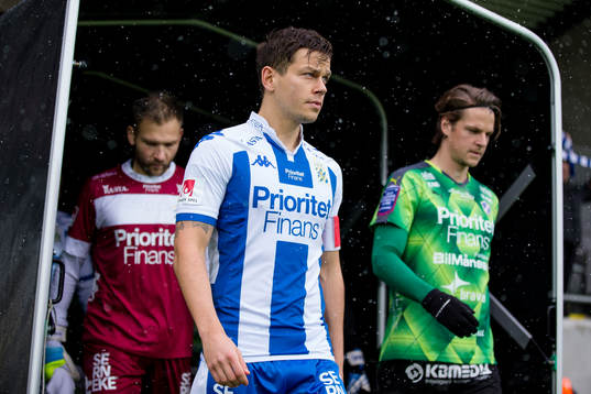 IFK Göteborgs Mads Albaek på väg in till planen innan en