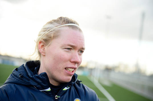 Sveriges målvakt Hedvig Lindahl blir intervjuad