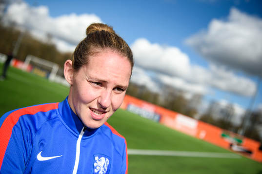 Nederländernas Manon Melis blir intervjuad