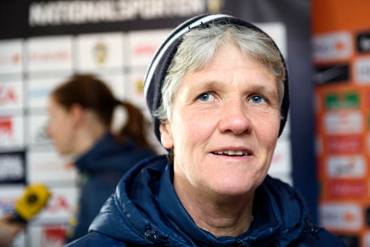 Sveriges förbundskapten Pia Sundhage blir intervjuad