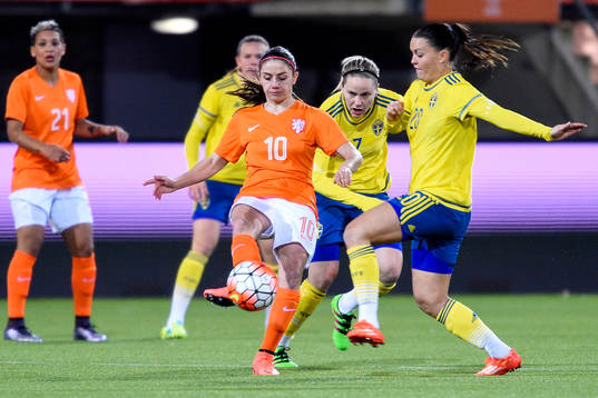 Nederländernas Daniëlle van de Donk och Sveriges Emilia