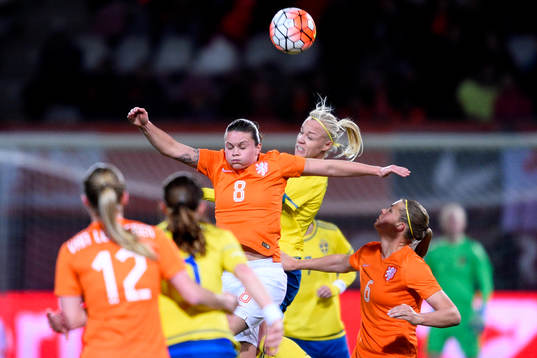 Nederländernas Sherida Spitse och Sveriges Caroline Seger