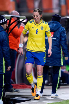 Sveriges Lotta Schelin får gå ut skadad
