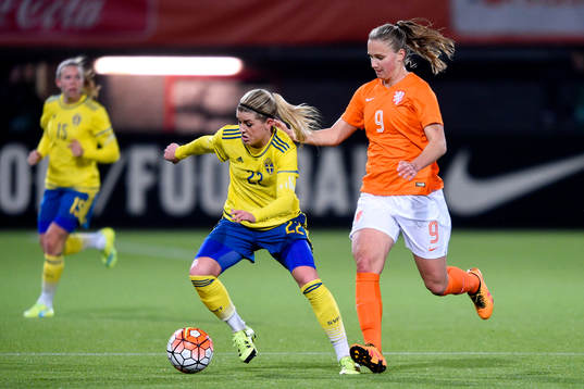 Sveriges Olivia Schough och Nederländernas Vivianne Miedema