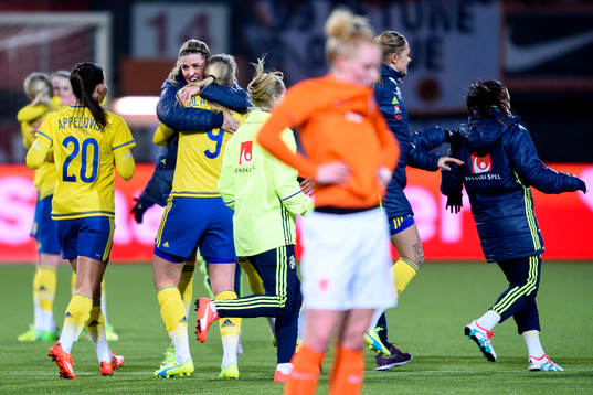 Sveriges Olivia Schough kramas om av Stina Blackstenius