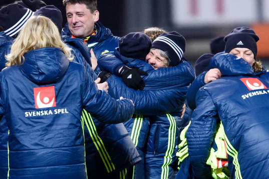 Sveriges förbundskapten Pia Sundhage kramar om