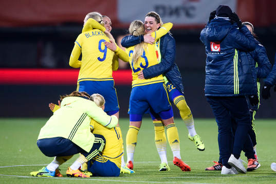 Sveriges Olivia Schough kramas om av Elin Rubensson (vänd