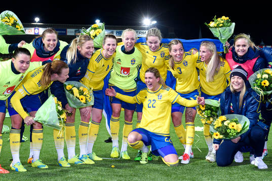 Sveriges Olivia Schough jublar med resten av laget