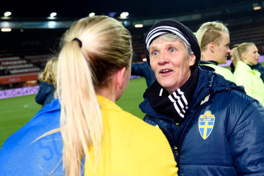 Sveriges Olivia Schough (vänd från kameran) pratar med