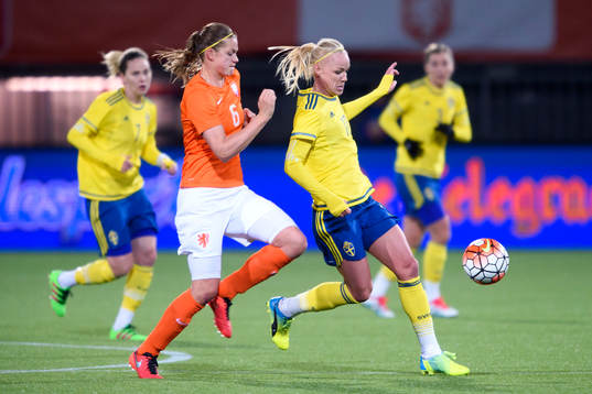 Nederländernas Anouk Dekker och Sveriges Caroline Seger