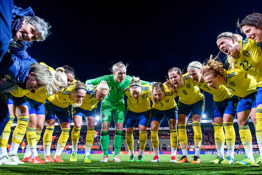 De svenska spelarna samlas innan OS-kvalmatchen i fotboll