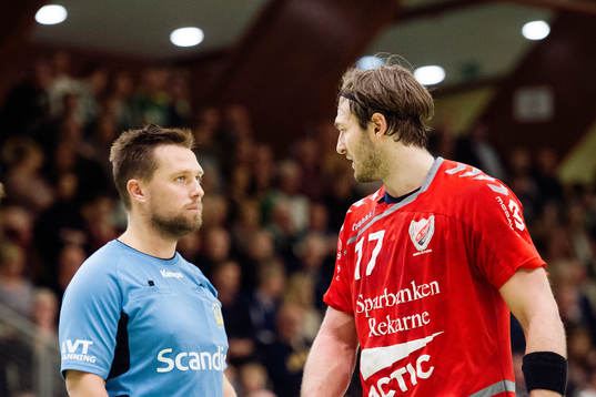 Guifs Helge Freiman samtalar med domaren