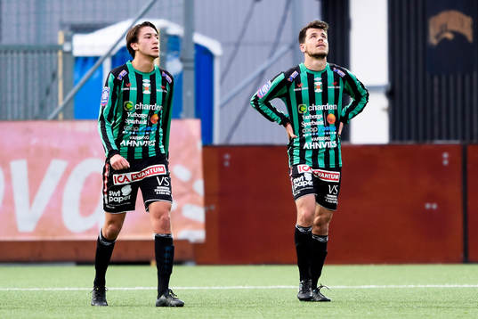 Varbergs Harry Maghder och Varbergs Liridon Selmani deppar