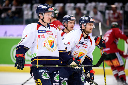 Djurgårdens Marcus Högström värmer upp innan
