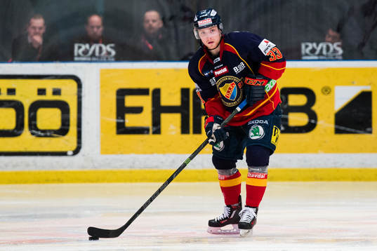 Djurgårdens Linus Hultström med pucken
