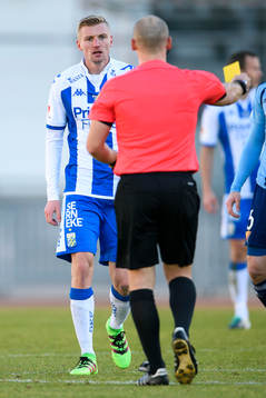 IFK Göteborgs Sebastian Eriksson reagerar mot domare Adnan