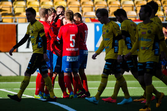 Helsingborgs spelare jublar med målskytt till 1-1 Calle