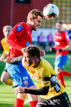 Helsingborgs Jesper Björkman nickar undan bollen framför