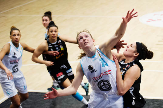 Fryshusets Lydia Karlefors och Luleås Sofie Hendrick