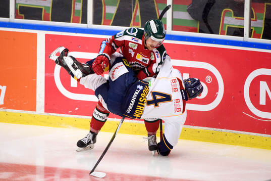 Frölundas Joey Crabb bråkar med Djurgårdens Marcus