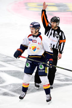 Djurgårdens Marcus Högström visas ut av domare Marcus