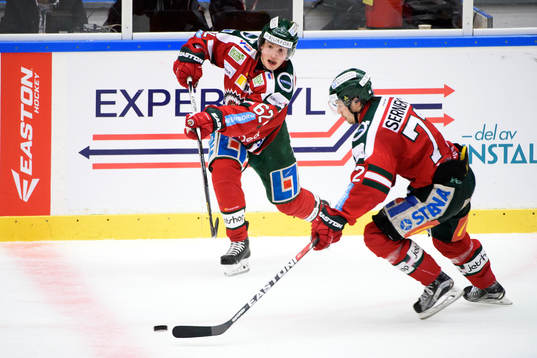 Frölundas Artturi Lehkonen slår en passning