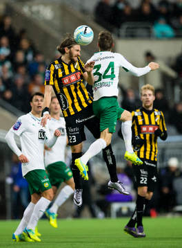 Häckens Simon Sandberg går upp i en nickduell med
