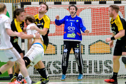 Sävehofs målvakt Per Sandström reagerar