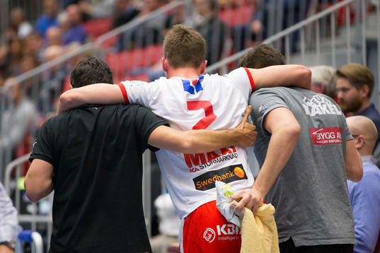 Drotts Jack Månsson får hjälp att gå av planen