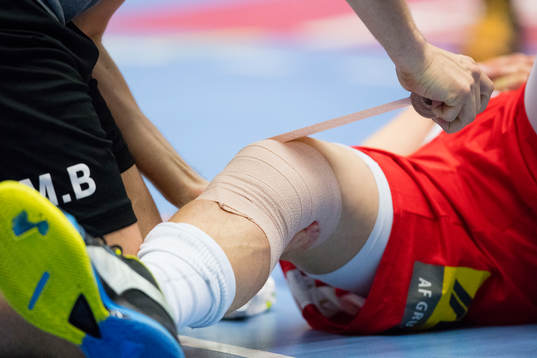 Drotts Jack Månsson får sitt ben omlindat